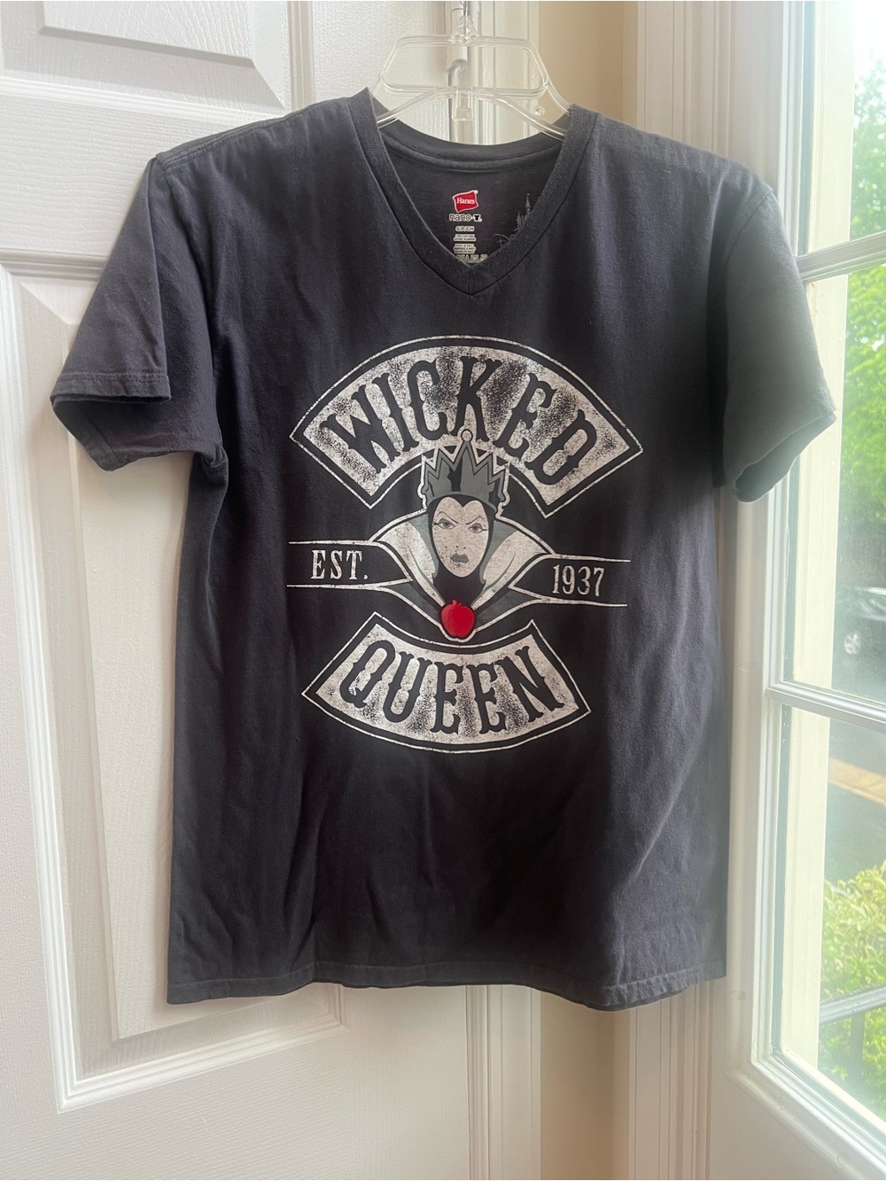 Disney Parks Snow White Wicked Queen Graphic Tee Black V-Neck Small